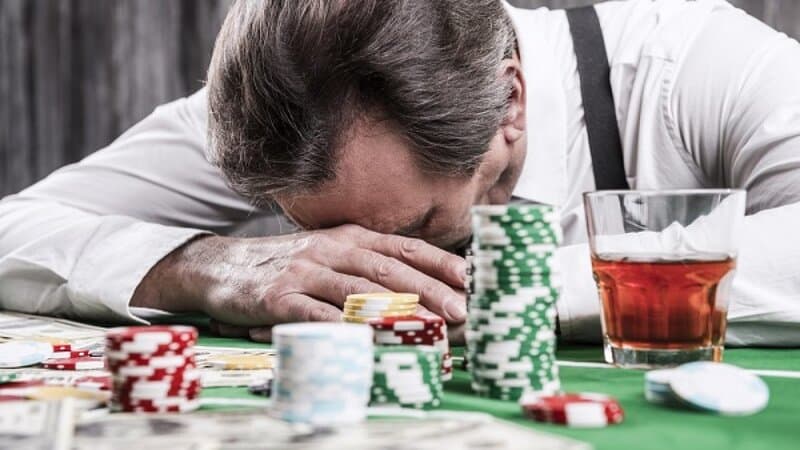 Nghiêng là gì? Những điều người chơi cần biết về Tilt trong poker