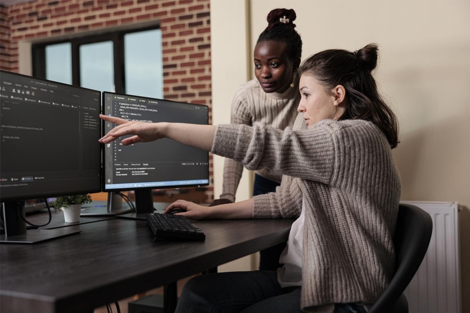 Onsite là gì? Tìm hiểu lợi ích, thách thức và các kỹ năng cần thiết cho dân IT làm việc onsite